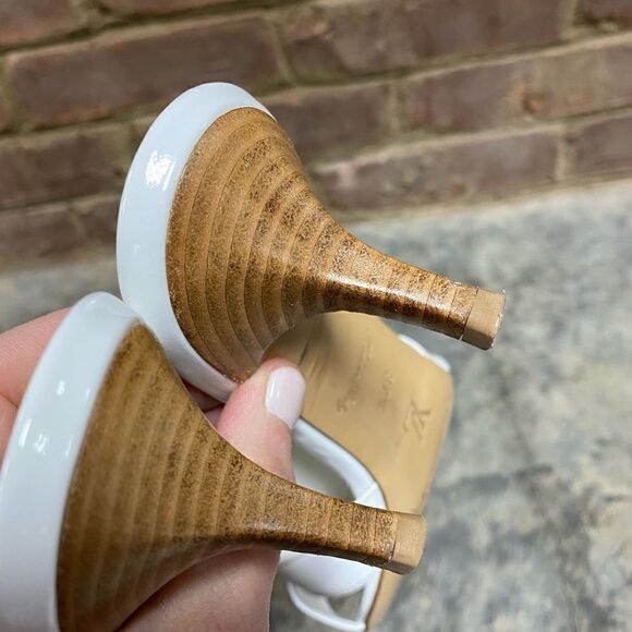 Louis Vuitton White Patent Leather Perforated Logo Detail Open Toe Slides - Picture 8 of 9